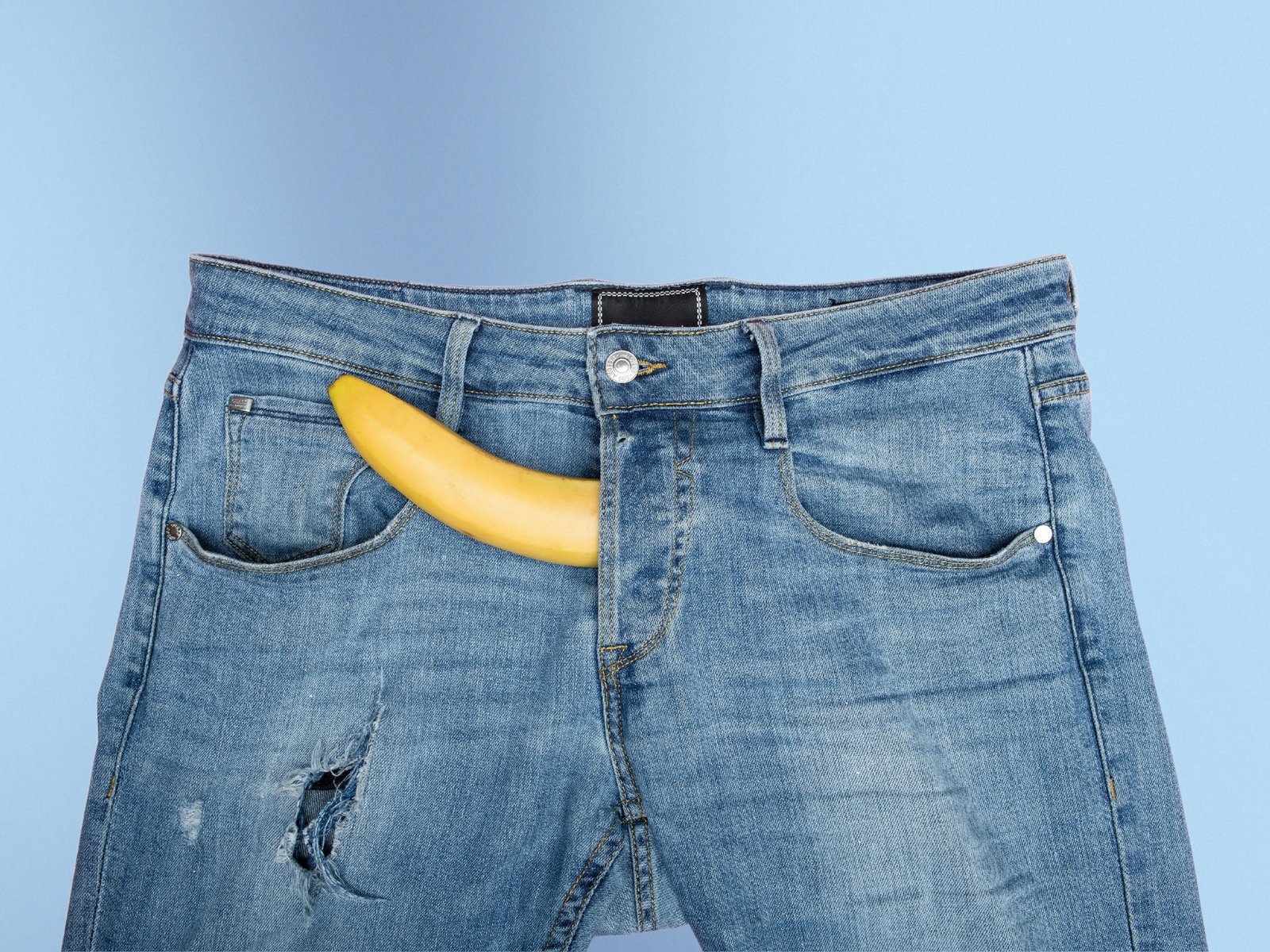 Pantalones azules con un plátano que simboliza un pene